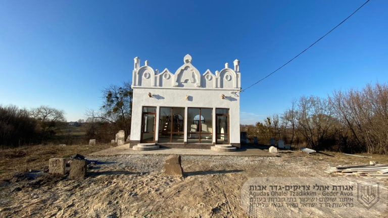 הרב ישראל מאיר גבאי בסיור בשטח בית הכנסת במהלך הבנייה